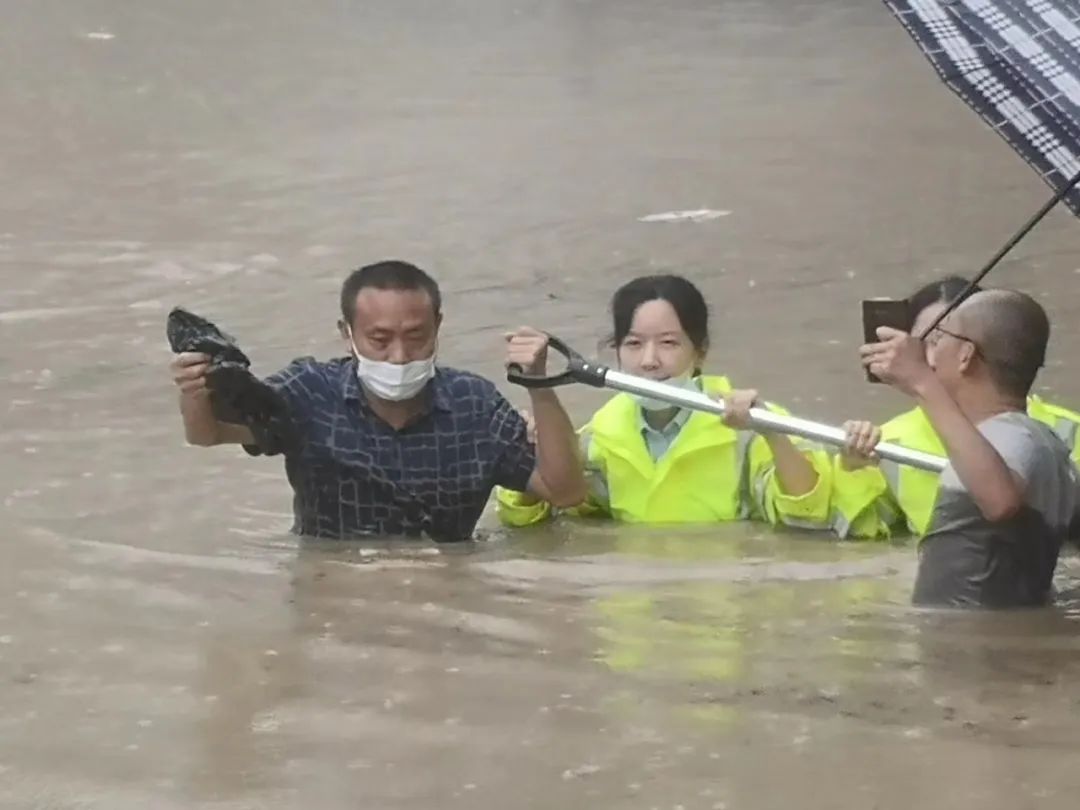 水位猛涨 公路被淹 车辆泡在水中 湖北恩施启动i级应急响应 每日经济新闻