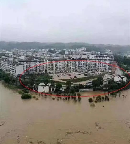 水淹到篮球框 重庆綦江洪水水位超1998 当地居民 幸好我们转移得快 每日经济新闻 水淹到篮球框 重庆綦江洪水水位超1998 当地居民 幸好我们转移得快 每日经济新闻