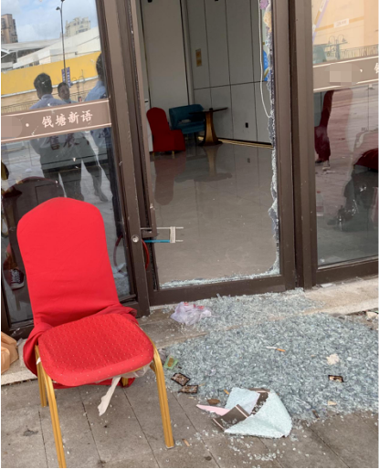独家代理"跳单"?海宁中介出手怒砸售楼部,开发商已展开调查