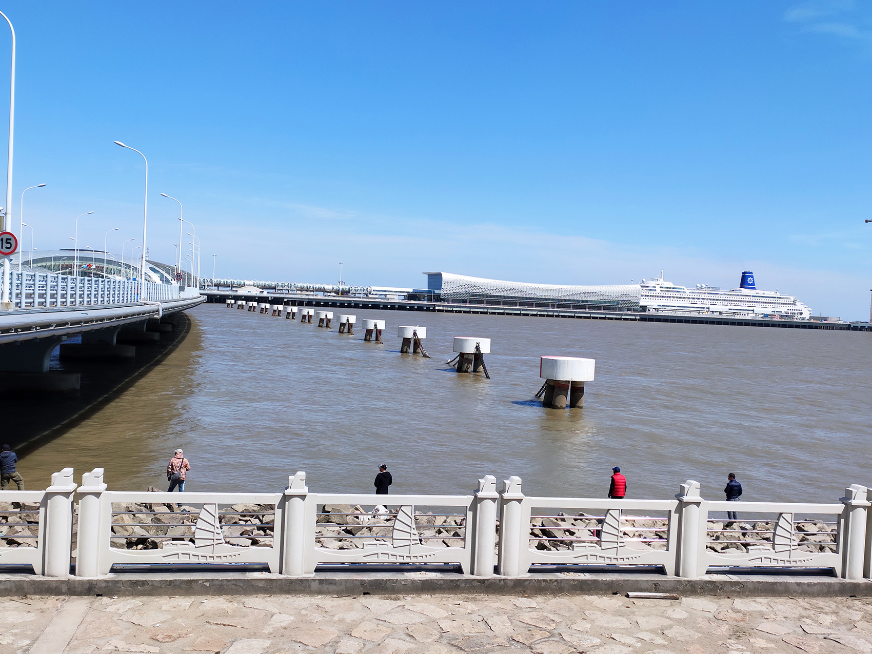 每经原创-C-城市-上海-上海邮轮中心,一艘邮轮停靠在邮轮港码头(每日经济新闻、资料图).jpg