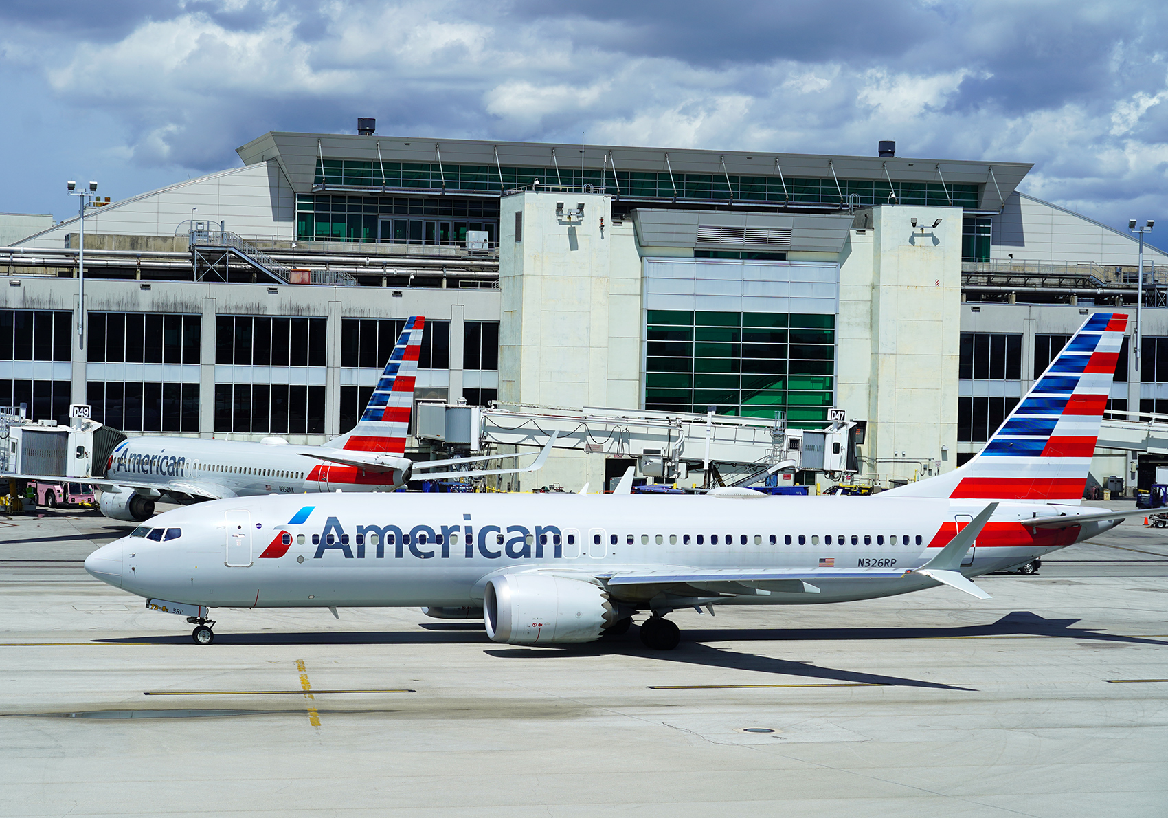 最新！美国航空公司全美停飞指令已解除，股价盘前一度闪崩| 每日经济新闻