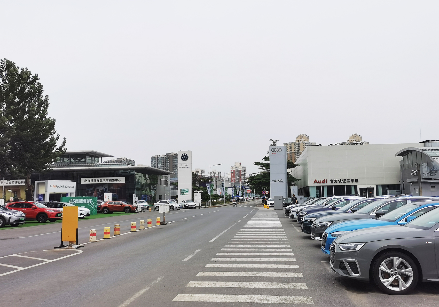 每经原创-Q-汽车-汽车4S店园区(每经记者、李星、摄).jpg