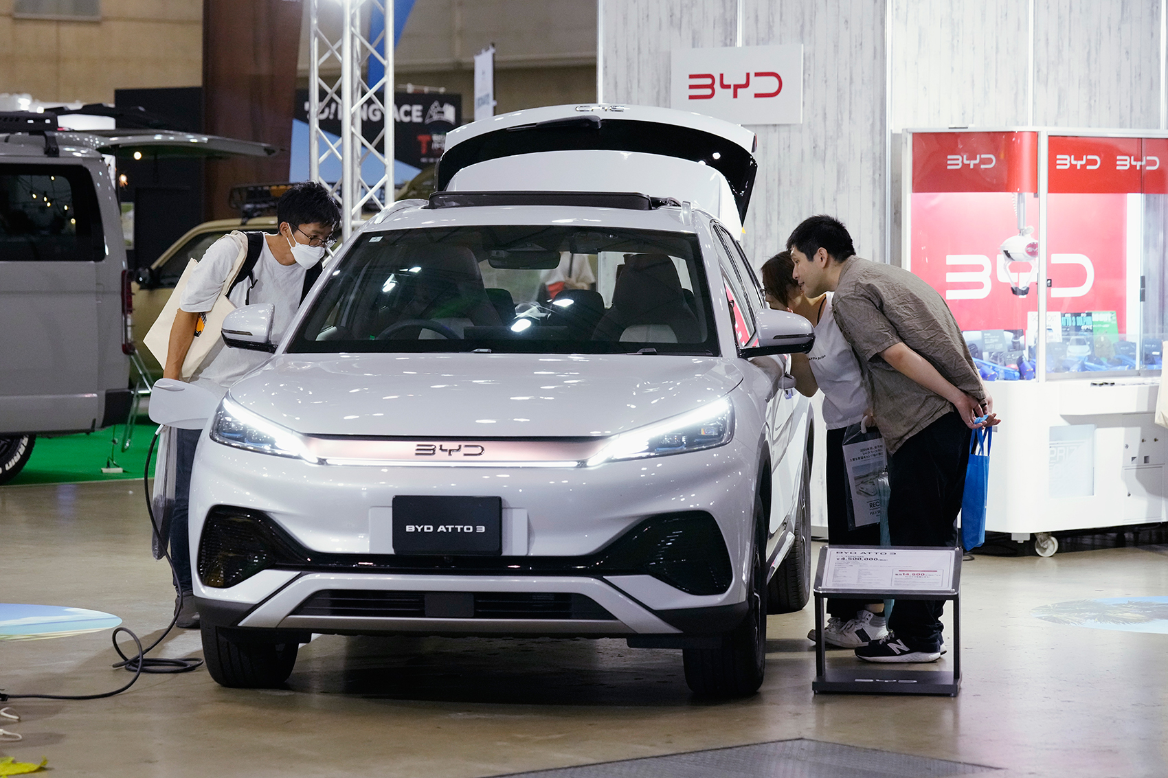 2011亿元！比亚迪首次超过特斯拉| 每日经济新闻