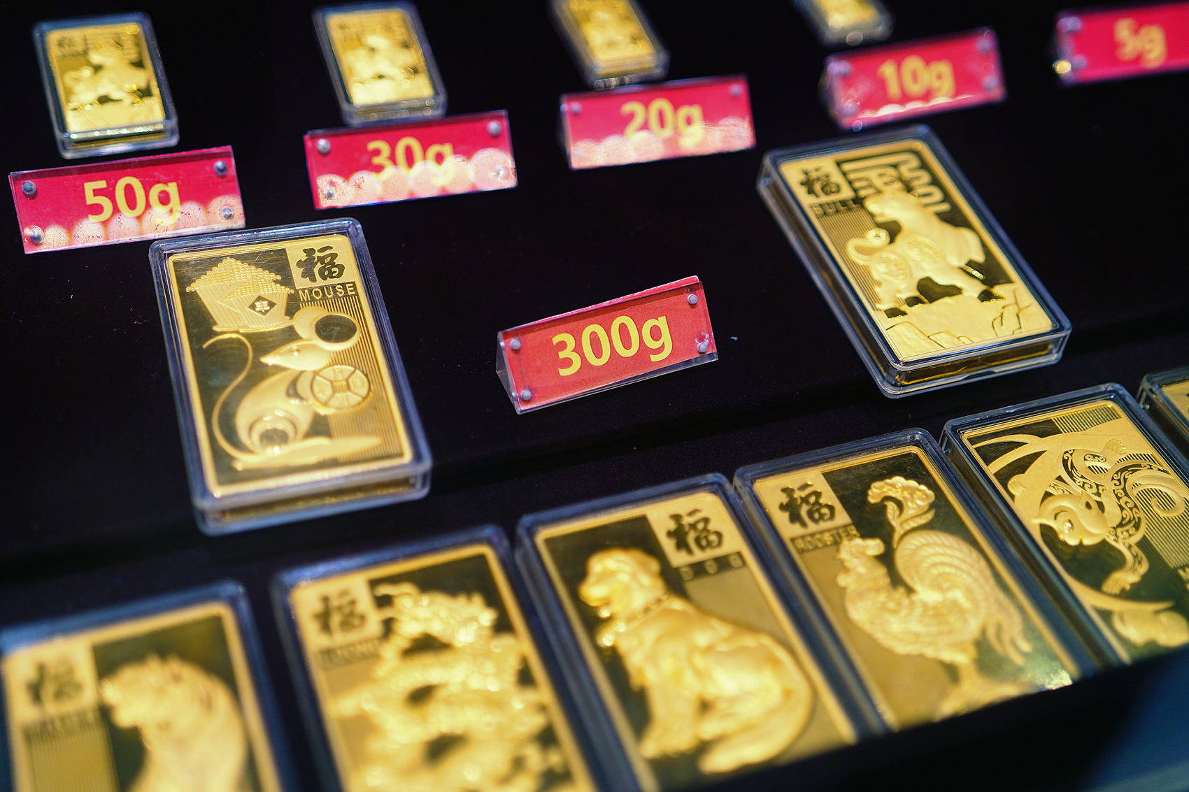 金价继续“狂飙”，足金饰品每克已达886元！有人正月初九买金条，5天已赚超2万！黄金还会涨吗？ | 每日经济新闻